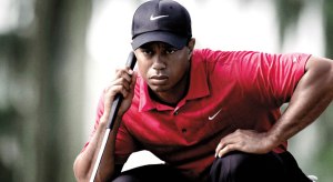 tiger-woods-reading-green